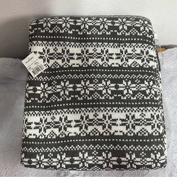 NWT Snowflake Throw Blanket - Picture 3 of 4